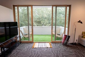 TV, offices - 4BR Rice Village w/Rooftop Deck & BBQ, Sleeps 12 (Houston)