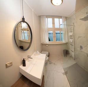 Doccia, asciugacapelli, bidet, asciugamani