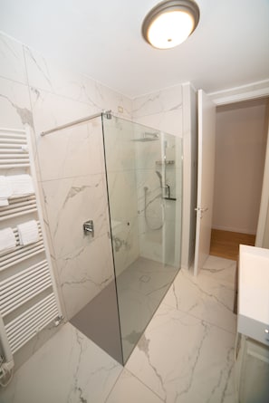 Bruser, hårtørrer, bidet, håndklæder