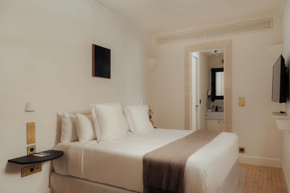 Suite, 2 Bedrooms | Premium bedding, minibar, soundproofing, iron/ironing board