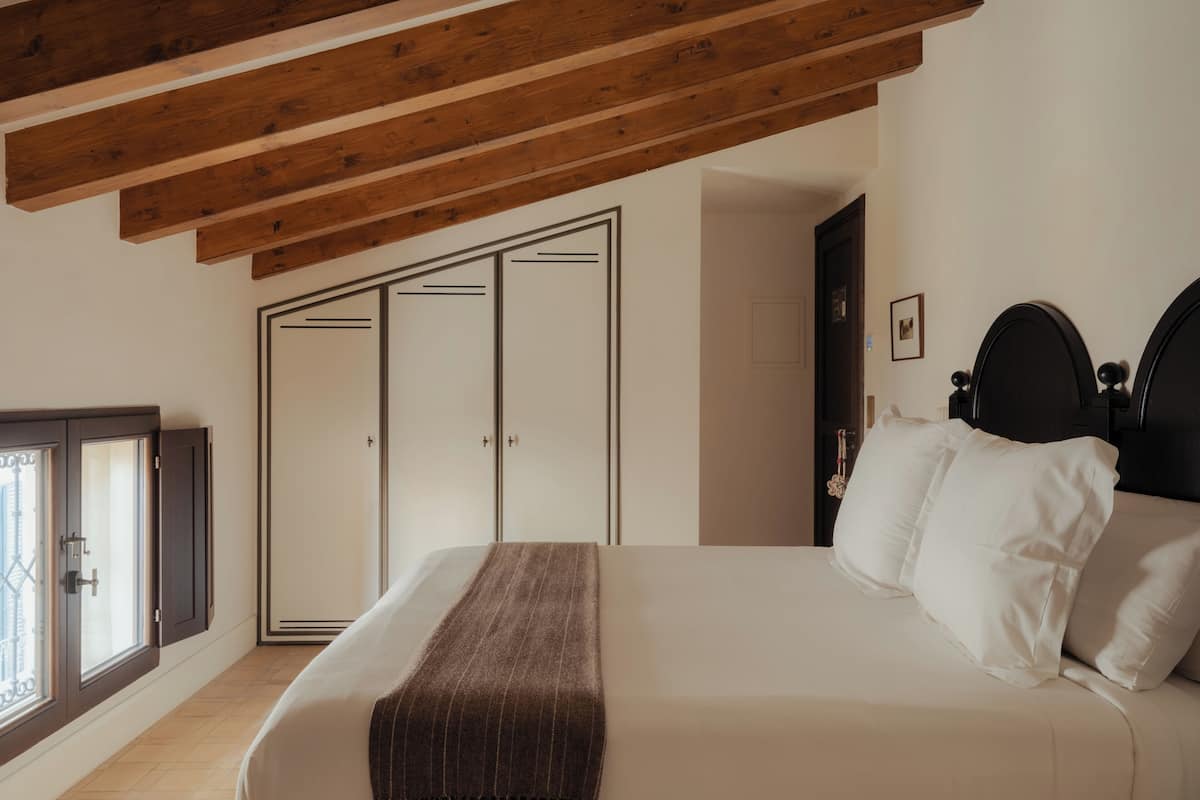 Premium bedding, minibar, soundproofing, iron/ironing board