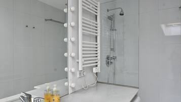 Suihku, hiustenkuivaaja