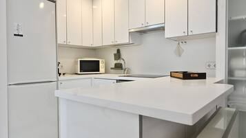 JÀÀkaappi, mikroaaltouuni, uuni, kahvin-/teenkeitin