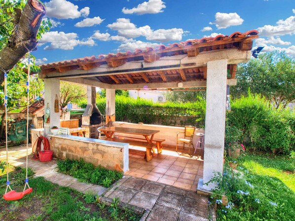 Outdoor dining - Holiday apartment with air conditioning (Medulin)