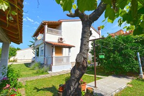 Property grounds - Holiday apartment with air conditioning (Medulin)