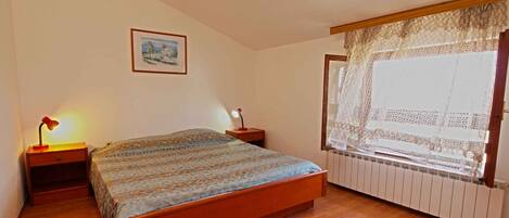 2 عدّة غرف نوم ومكواة/لوح كي وسرير سفر