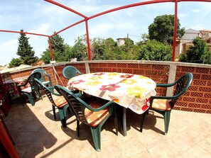 Outdoor dining - Holiday apartment with air conditioning (Medulin)