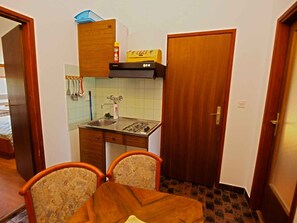 Fridge, stovetop, cookware/dishes/utensils - Holiday apartment with air conditioning (Medulin)