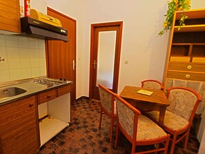 Fridge, stovetop, cookware/dishes/utensils - Holiday apartment with air conditioning (Medulin)