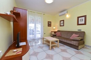 TV - Holiday apartment with air conditioning (Medulin)