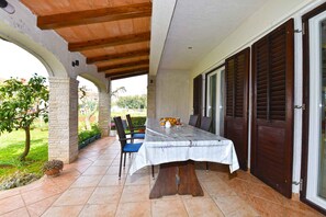 Outdoor dining - Holiday apartment with air conditioning (Medulin)