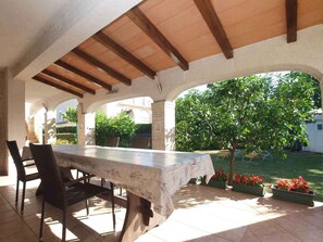 Outdoor dining - Holiday apartment with air conditioning (Medulin)