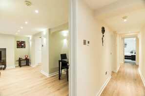 Caja de seguridad en la habitación y espacio para trabajar con laptop