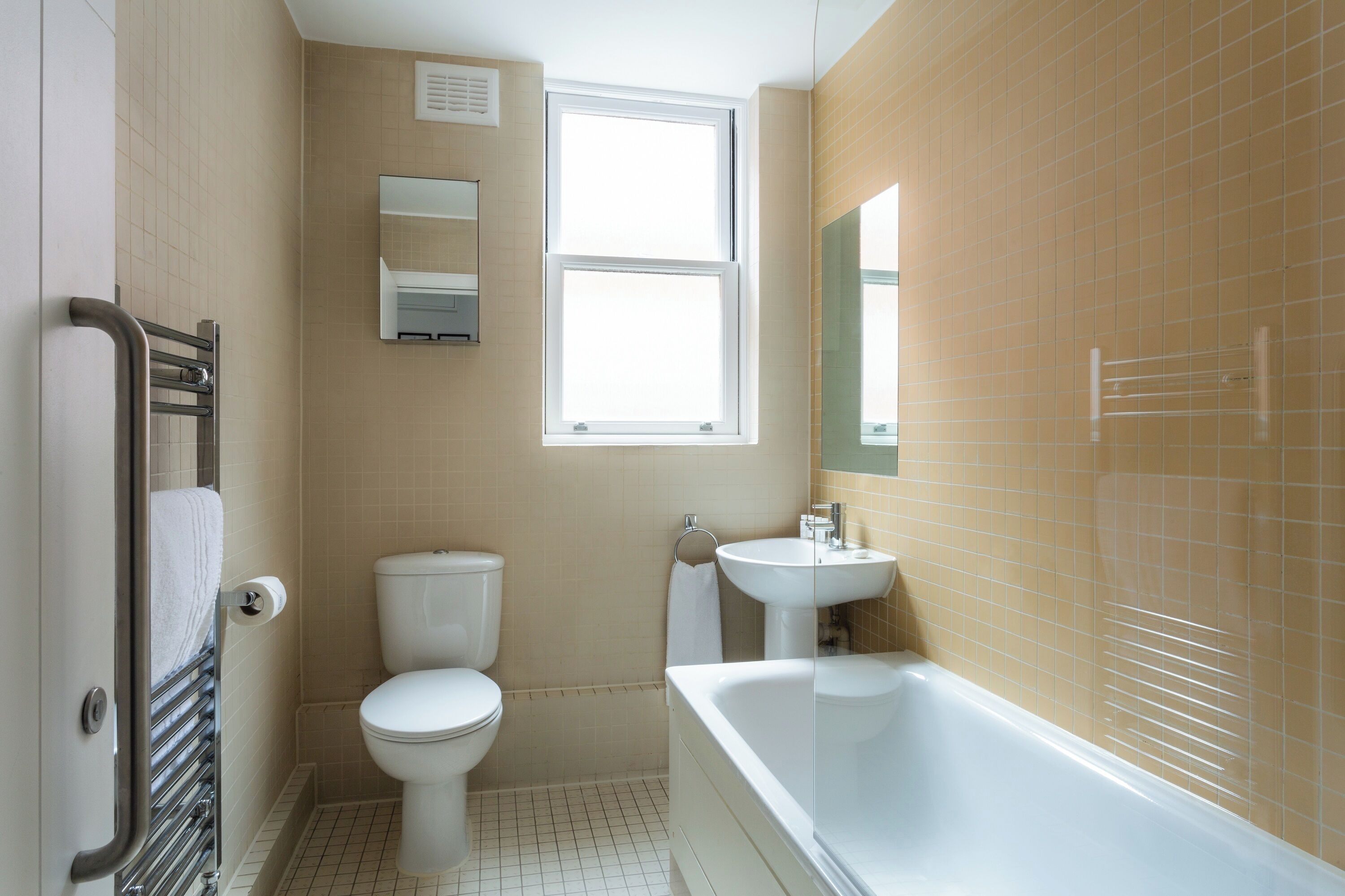Ein Badezimmer mit Toilette, Waschbecken und Badewanne.