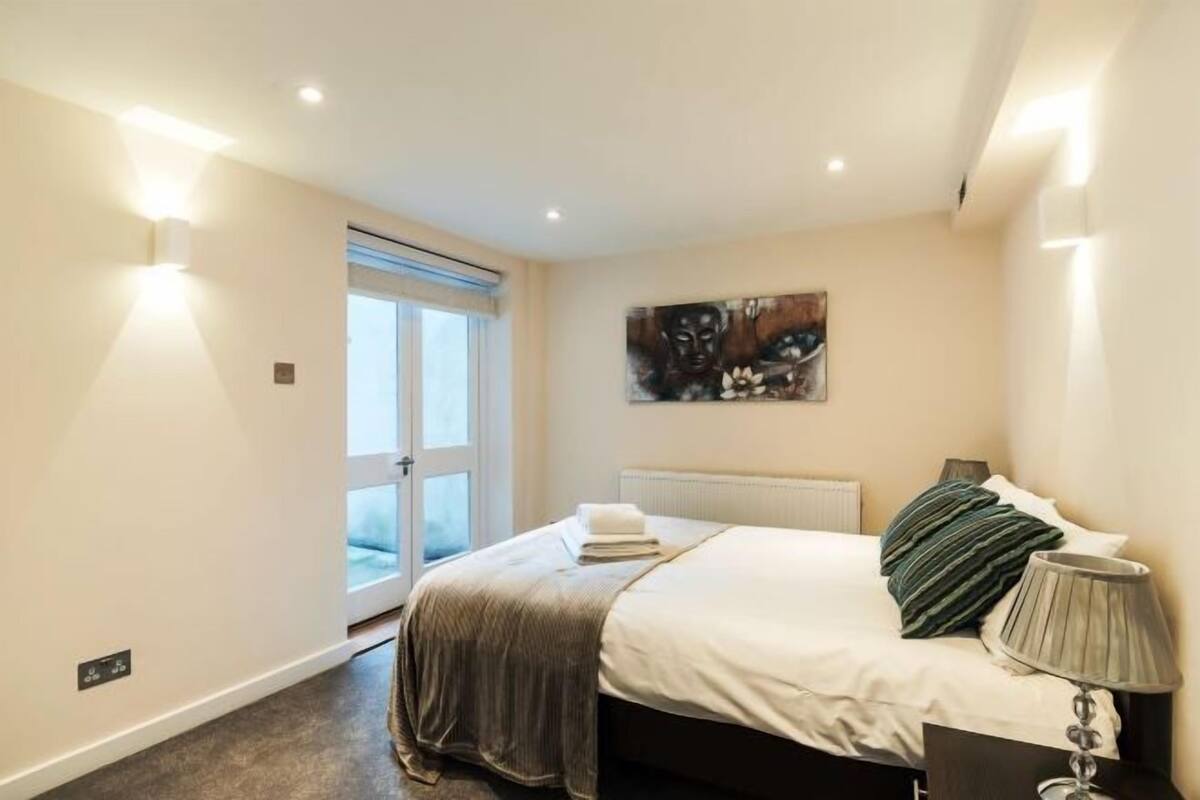 2 bedrooms, in-room safe, laptop workspace, soundproofing