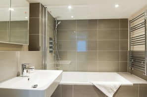 Departamento | Baño | Regadera con hidromasaje y amenidades de baño gratuitas 