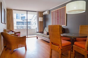 TV, offices - 1BR in Las Condes Pool Access, Near MUT (Las Condes)