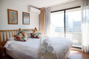 1 bedroom, iron/ironing board, Internet, bed sheets - Modern 1BR with view of the Costanera Center (Las Condes)