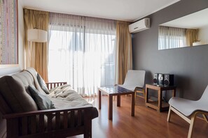 TV, offices - Modern 1BR with view of the Costanera Center (Las Condes)