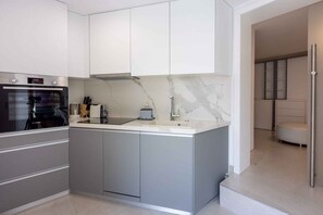 Fridge, oven, stovetop, coffee/tea maker