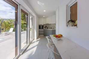 Fridge, oven, stovetop, coffee/tea maker