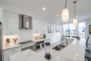 冰箱、微波炉、烤箱、炉灶