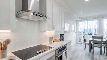 Refrigerador, microondas, horno y parrilla de estufa