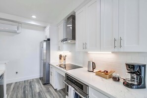 冰箱、微波炉、烤箱、炉灶