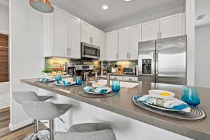 Køleskab, mikrobølgeovn, ovn, kogeplade