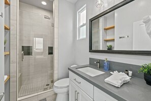 Shower, hair dryer, towels - Saratoga Sunset | Rooftop | Sleek | Walk to Beach (San Diego)