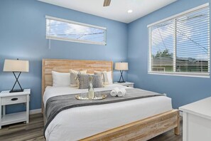 3 habitaciones, escritorio y tabla de planchar con plancha