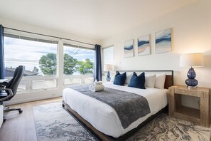 3 bedrooms, desk, iron/ironing board, WiFi - Sunset Serenity On The Cliffs | Balcony| Oceanview (San Diego)