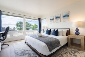 5 bedrooms, desk, iron/ironing board, WiFi - Sunset Serenity On The Cliffs | Balcony| Oceanview (San Diego)