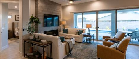 TV connectée, cheminée, livres