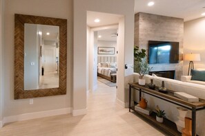 Smart TV, chimenea y libros 