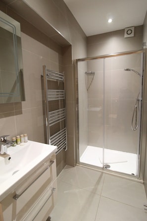 Apartment, 1 Schlafzimmer | Badezimmer | Hydromassagedusche, kostenlose Toilettenartikel, Haartrockner