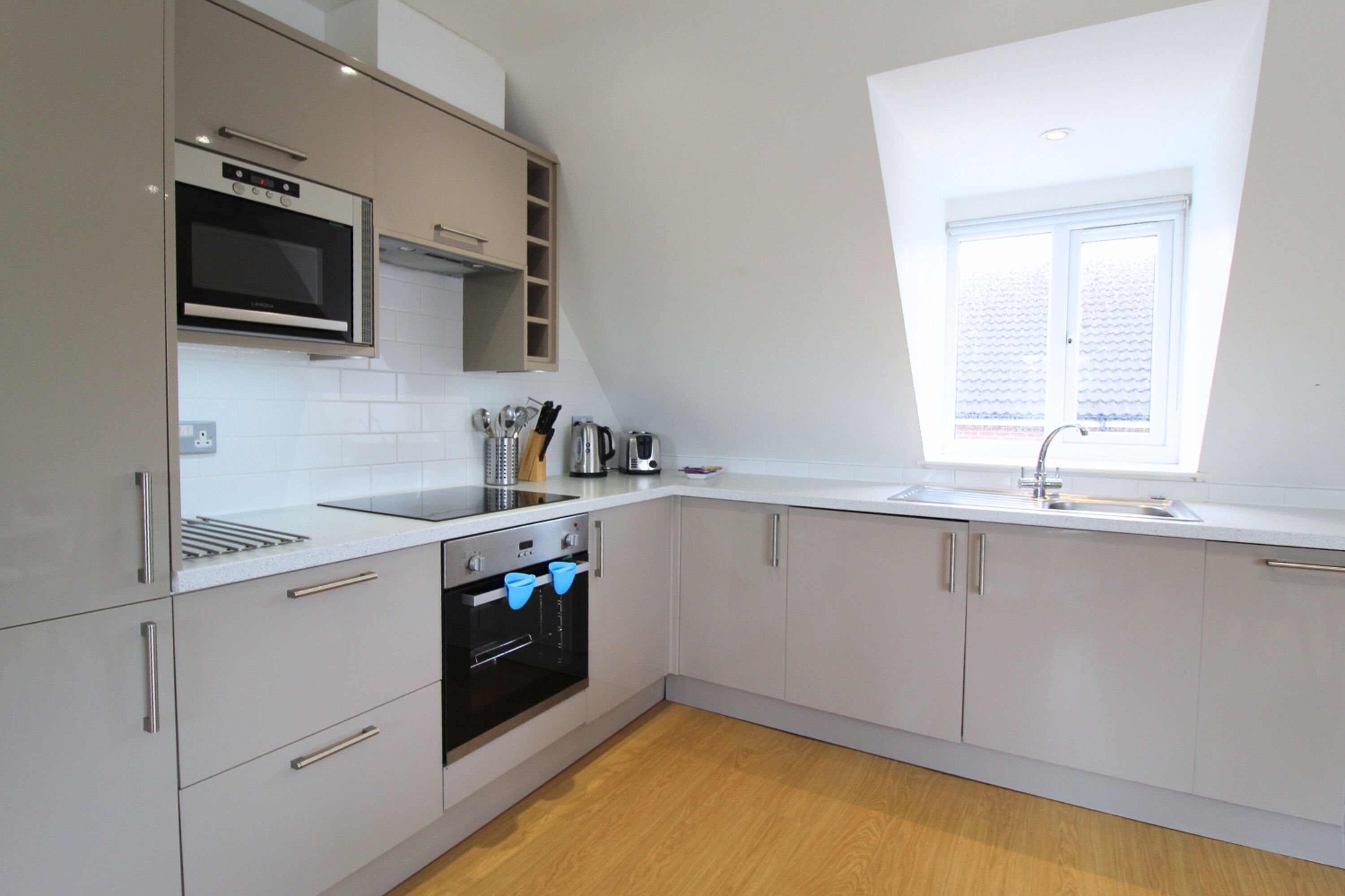 Apartment, 1 Bedroom | Private kitchen | Full-sized fridge, microwave, oven, electric kettle