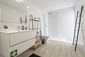 Een douche, een haardroger, handdoeken, toiletpapier