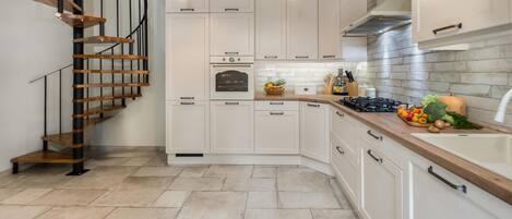 Fridge, oven, stovetop, dishwasher