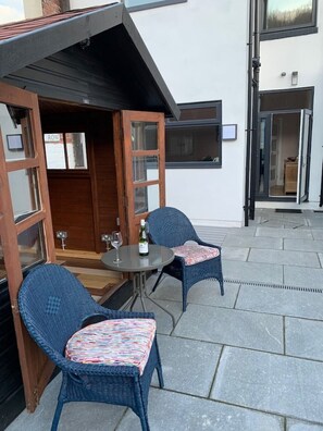 Terrace/patio - Griff Cottage, luxury holiday cottage Skinningrove (Skinningrove)