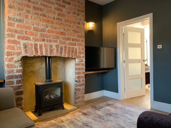 Smart TV, fireplace, stereo