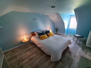 3 Schlafzimmer, Schreibtisch, Bügeleisen/Bügelbrett, Reisekinderbett
