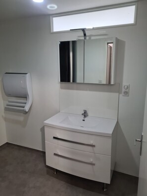 Dusche, Haartrockner, Toilettenpapier
