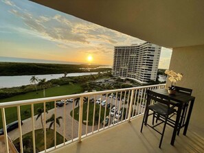 Outdoor dining - Beachfront 2BR, 2BA condo with heated pool and WiFi in Marco Island. (Marco Island)