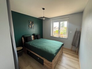 2 bedrooms, travel crib, free WiFi, bed sheets