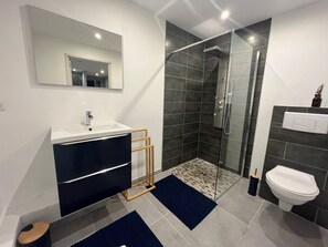 Douche, sĂšche-cheveux, serviettes fournies, papier toilette