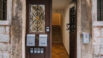 Entrada al alojamiento