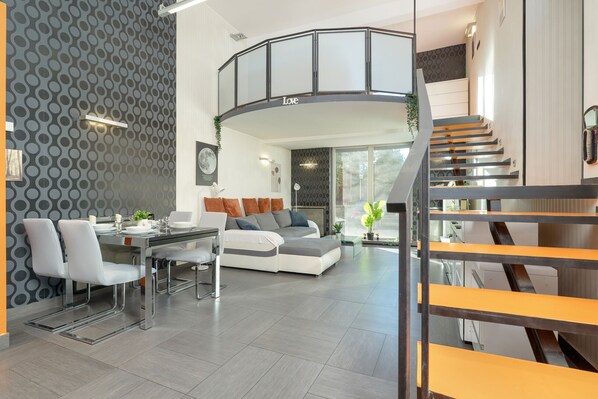 24-inch flat-screen TV with cable channels - Apartament Przyszłości Kraków by Renters (Kraków)