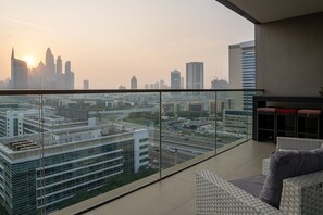 Balcony - WelHome - Greenery Beautiful Apartment Onyx Tower 2 (Dubai)