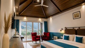 Mountain View Luxury Room with Balcony | Iron/ironing board, free WiFi, bed sheets